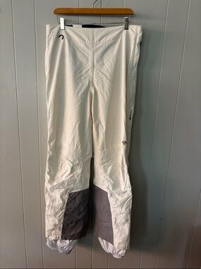 Mountain Hardwear White Jacket with Black Trim